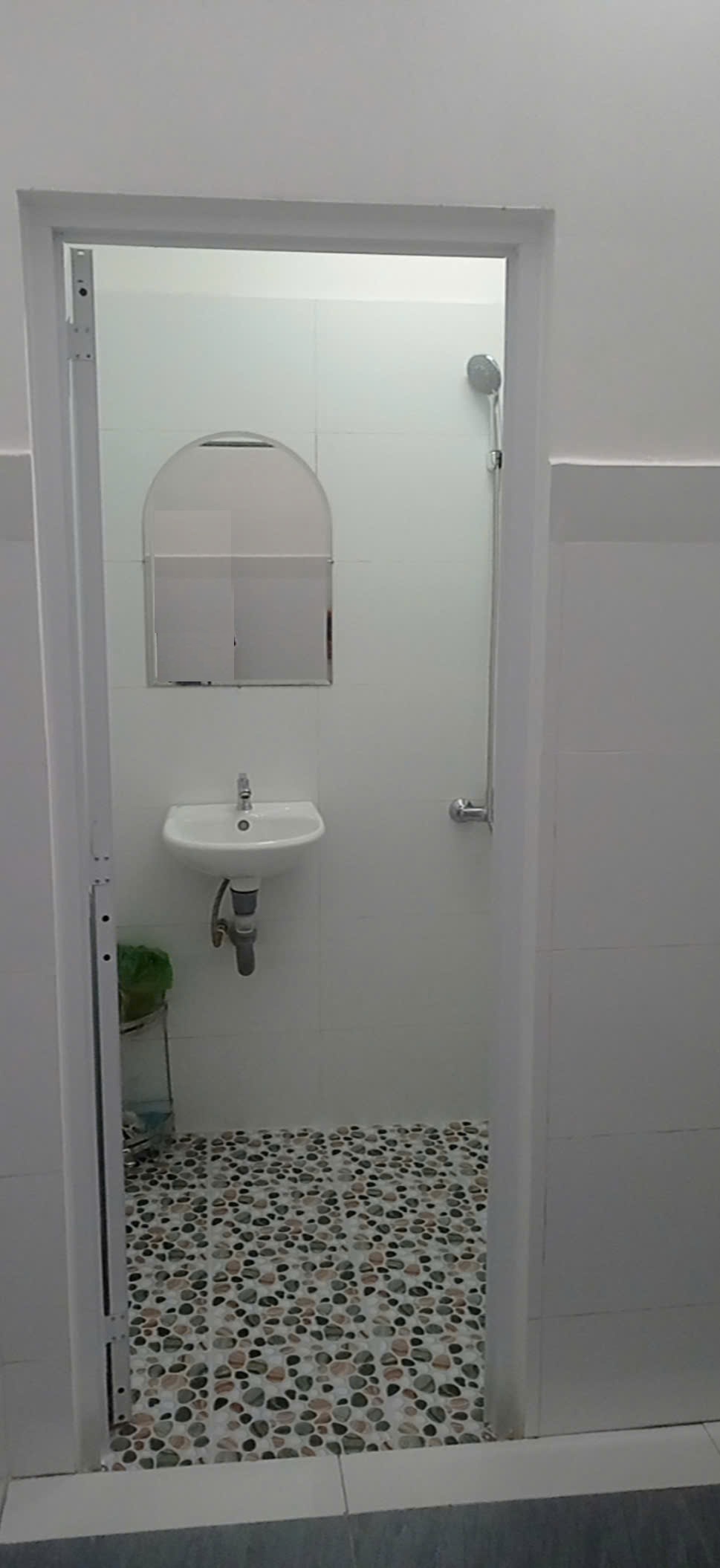 Nhà cho tbue nguyên căn san đậu xe rộng rãi thoáng mát Diện tích 125 m2 .