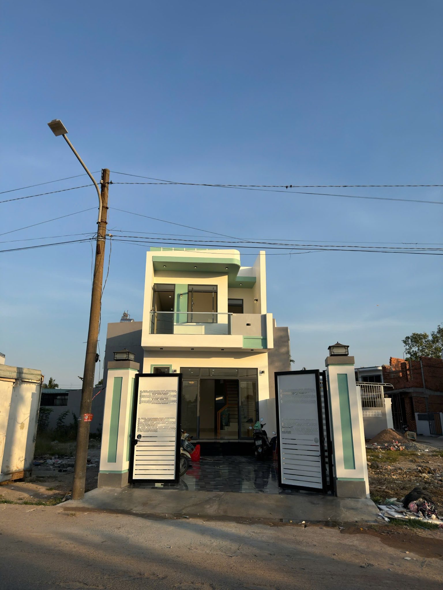 Bán nhà xây mới kiên cố 1 trệt 1 lầu, phong cách hiện đại, nhà mới 100% dọn vào ở ngay