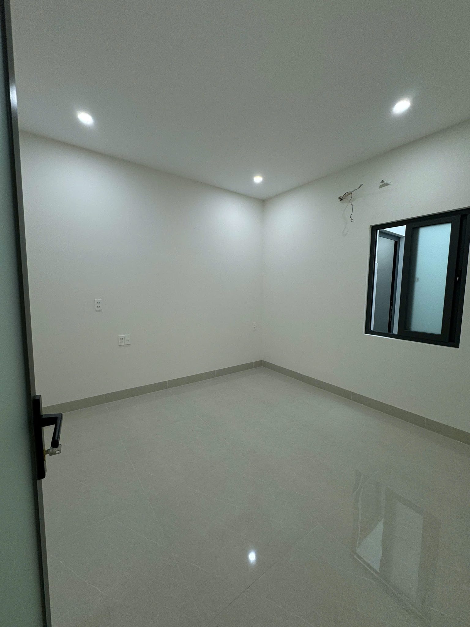 Bán nhà xây mới kiên cố 1 trệt 1 lầu, phong cách hiện đại, nhà mới 100% dọn vào ở ngay