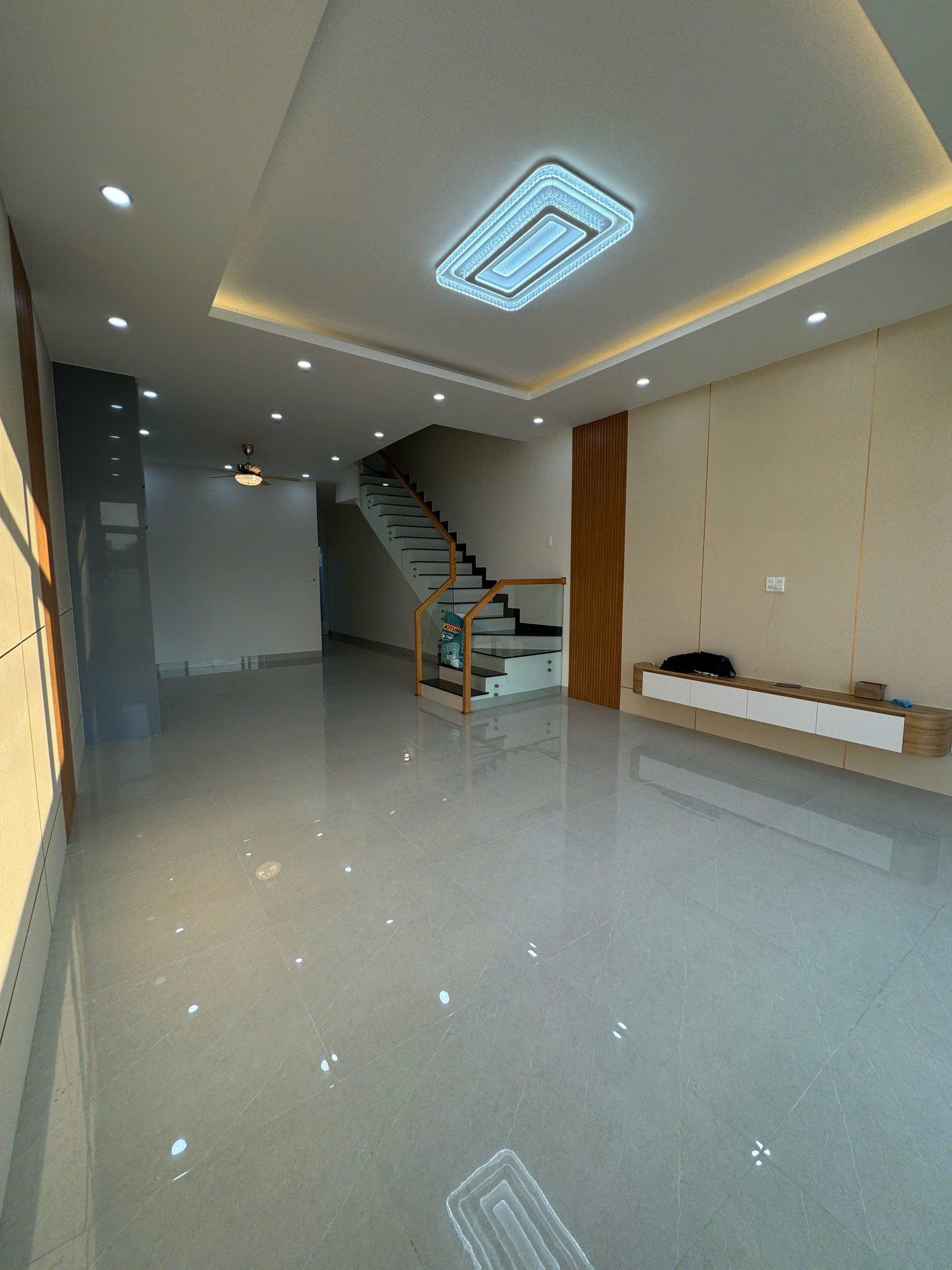 Bán nhà xây mới kiên cố 1 trệt 1 lầu, phong cách hiện đại, nhà mới 100% dọn vào ở ngay