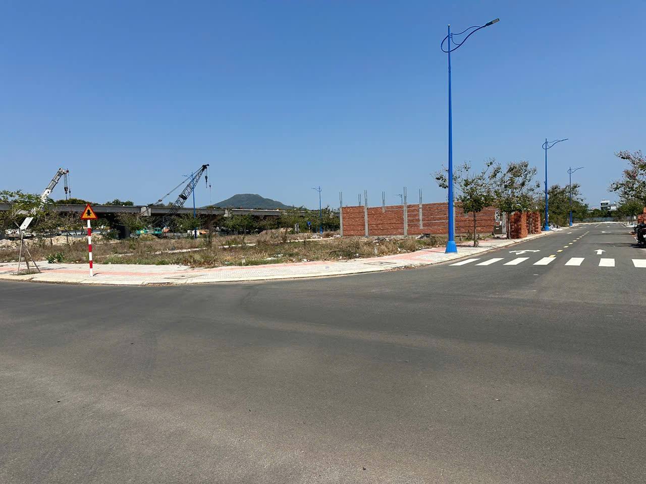 ĐẤT GÓC 2 MẶT TIỀN – TRỤC CHÍNH 26M – KHU TĐC PHƯỜNG TAM LONG