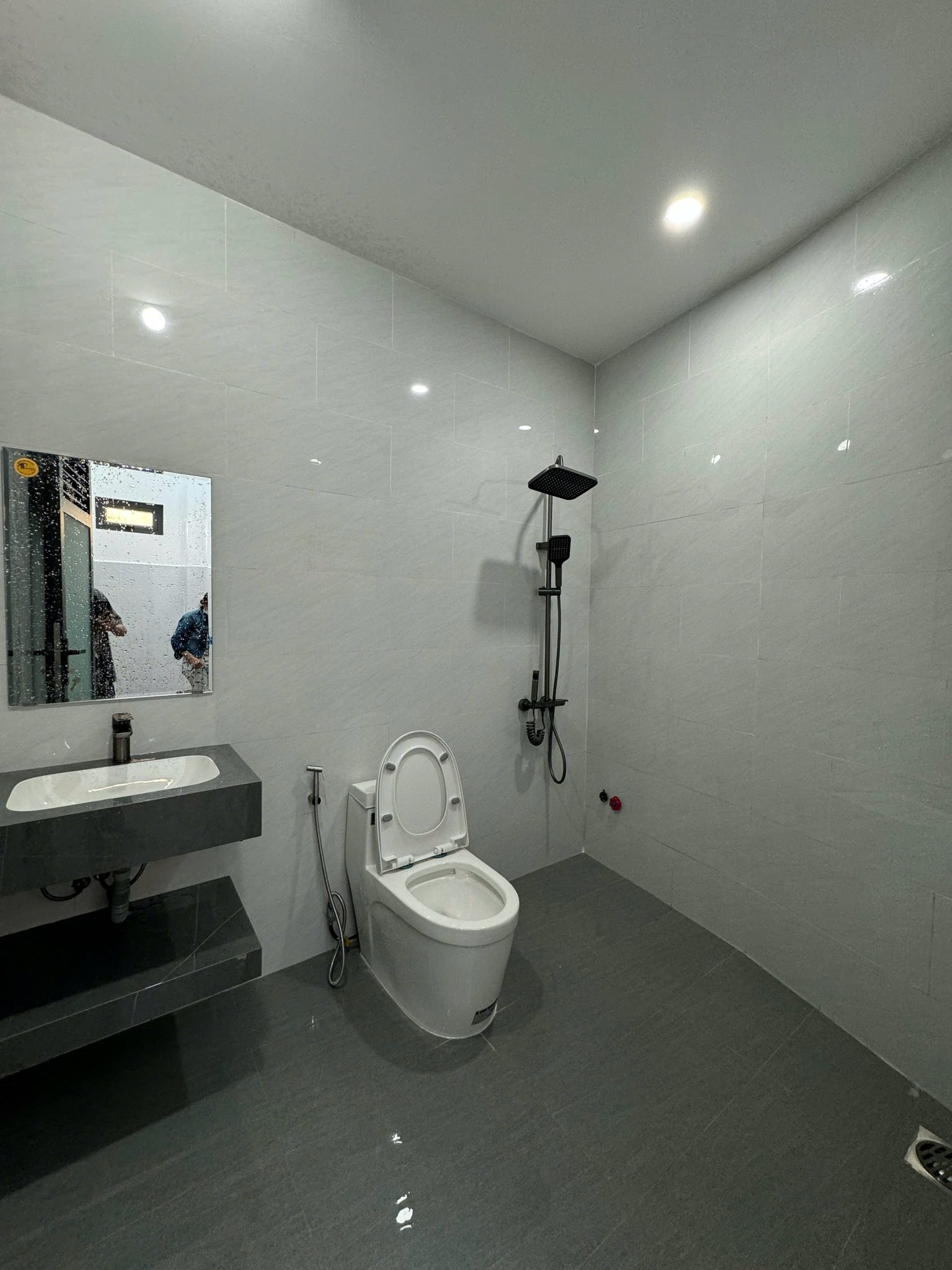 Bán nhà xây mới kiên cố 1 trệt 1 lầu, phong cách hiện đại, nhà mới 100% dọn vào ở ngay