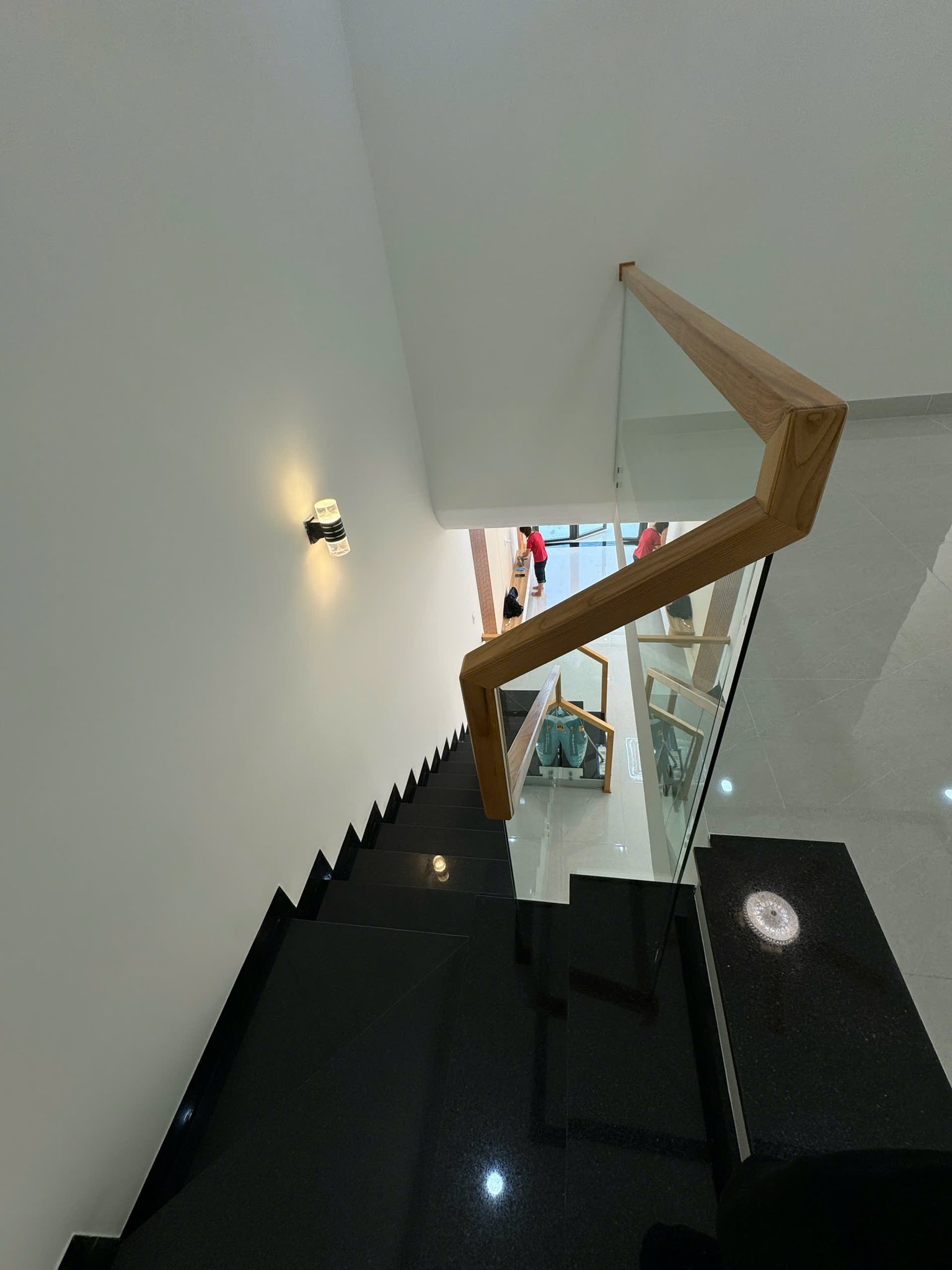 Bán nhà xây mới kiên cố 1 trệt 1 lầu, phong cách hiện đại, nhà mới 100% dọn vào ở ngay