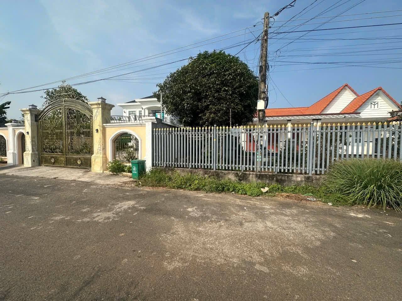 Cần bán nhà mái thái mặt tiền đường nhựa - Hòa Long (Phường Tam Long, TP.HCM)